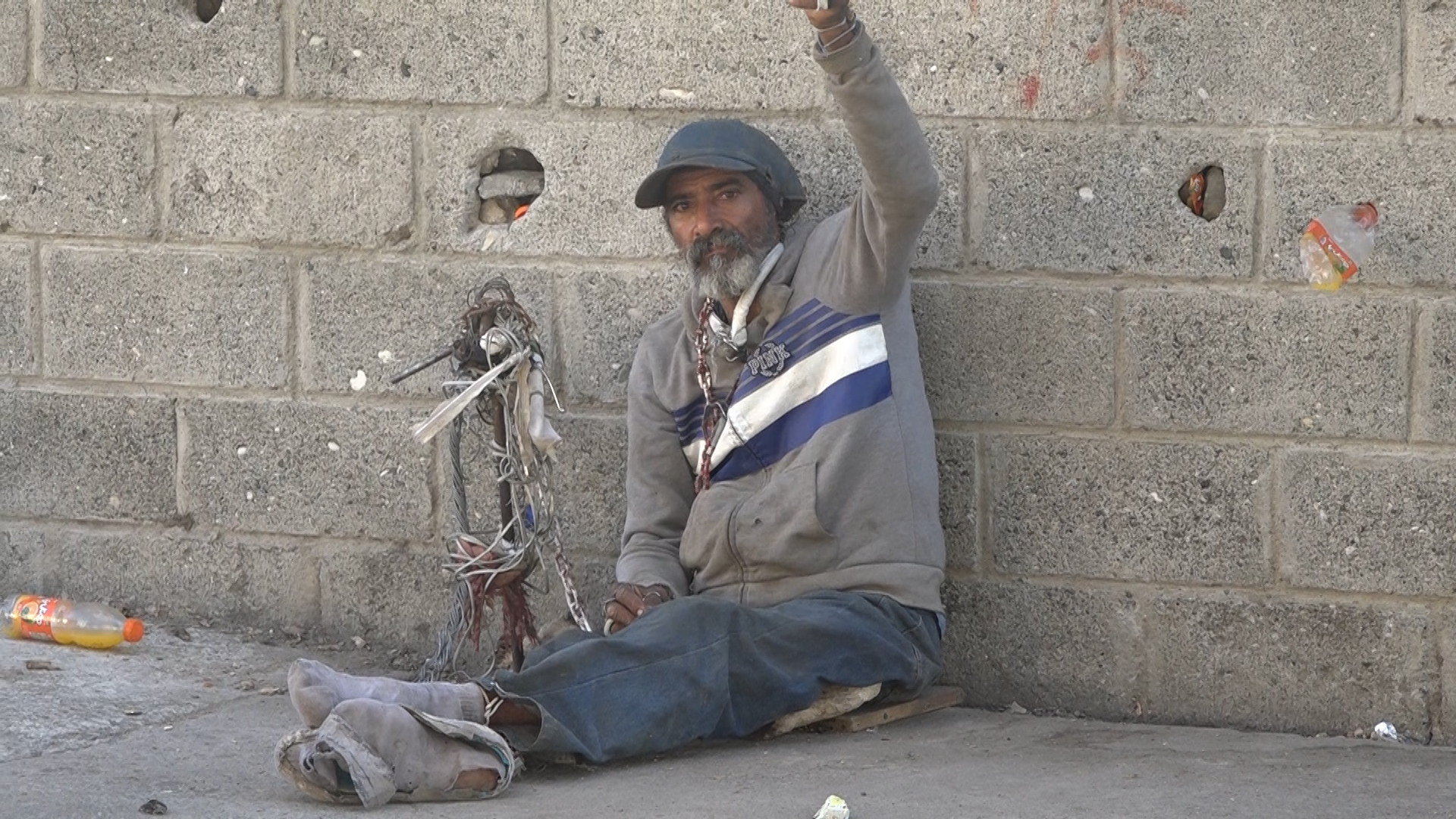 Enajenado Mental Es Socorrido Por La Caridad De Residentes De La Zona