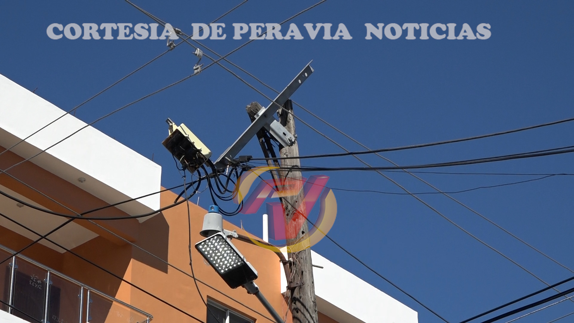 Poste de tendido eléctrico en madera representa peligro para moradores