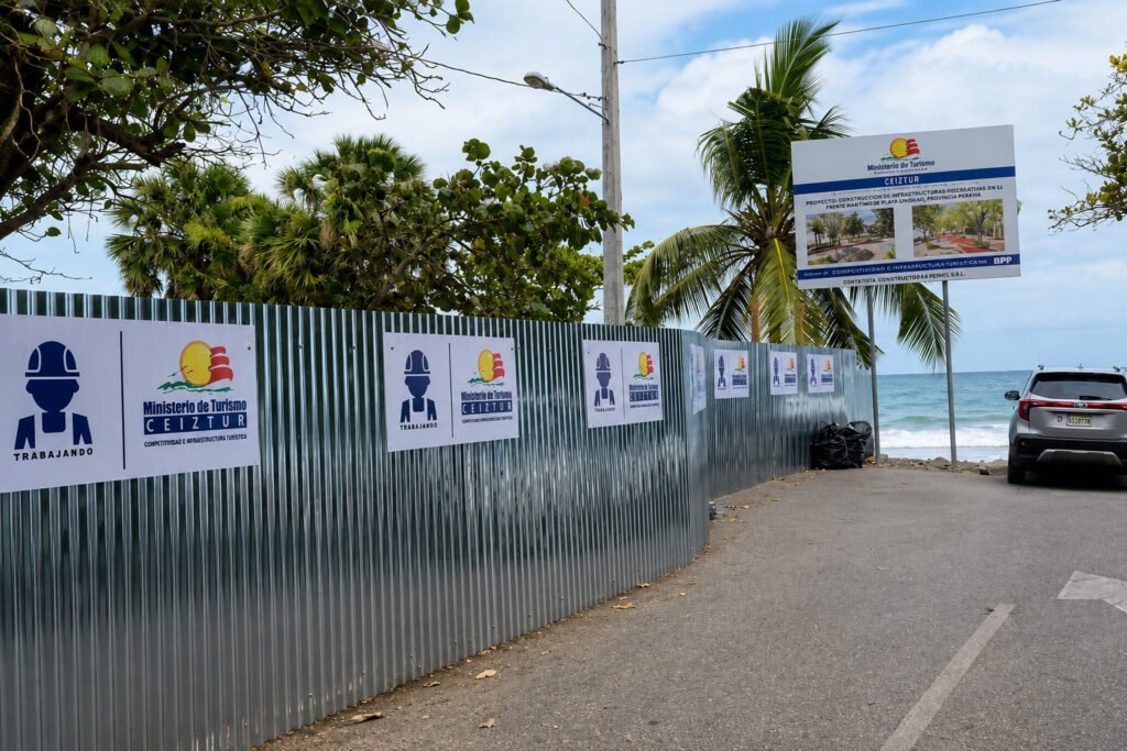 Área intervenida por CEIZTUR para la construcción de infraestructura de servicios turísticos en Playa, Los Almendros, Bani.